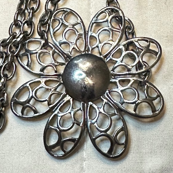 2/$15 Gunmetal Gray Flower w/Cut Outs Stationary on Chain Vintage - Picture 12 of 12